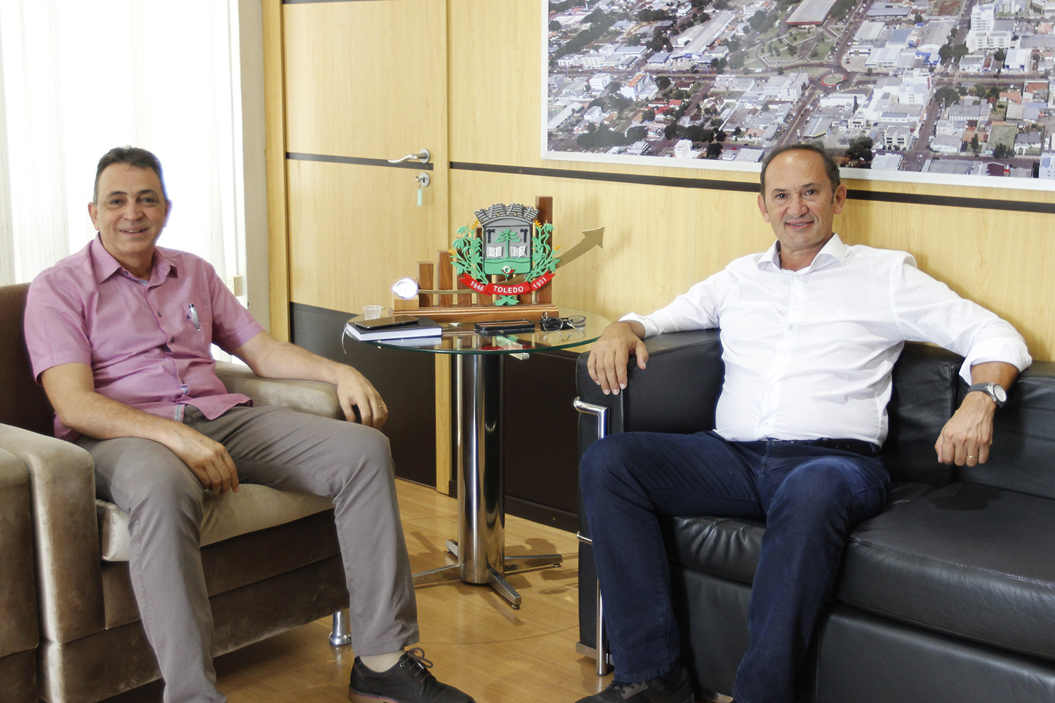 REUNIÃO ENTRE CHEFE DO NÚCLEO REGIONAL DE EDUCAÇÃO E PREFEITO DO MUNICÍPIO DE TOLEDO LUCIO DE MARCHI