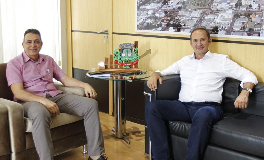 REUNIÃO ENTRE CHEFE DO NÚCLEO REGIONAL DE EDUCAÇÃO E PREFEITO DO MUNICÍPIO DE TOLEDO LUCIO DE MARCHI