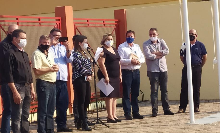 Na tarde de Sexta, 14 de agosto de 2020 foi realizada a inauguração do novo prédio da Escola Municipal Professora Maxmirian Barbara Gaspar Silva, no município de Terra Roxa. Participaram da Solenidade, Chefe do NRE Toledo, Professor José Carlos Guimarães, Assistente técnica Neiva Marques Andrade Niero, a Secretária Municipal da Educação Marcia Sônego de Pádua, o Secretário Estadual da Administração e da Previdência (Seap) e demais autoridades do município