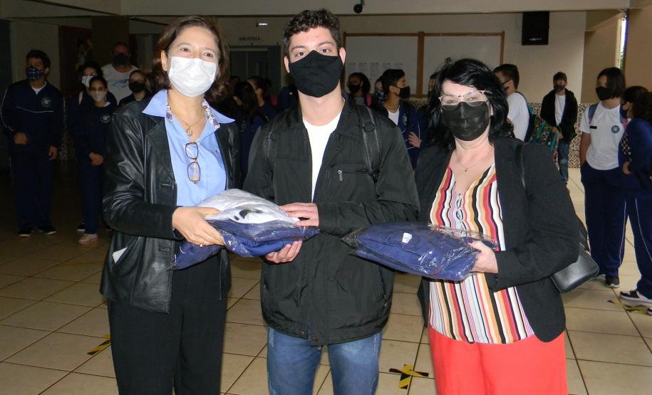 🟢✅ Entrega do Uniforme Escolar às Escolas Cívico-Militares