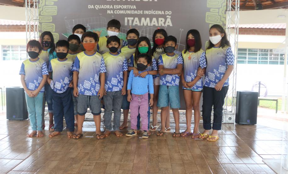 ENTREGA DE QUADRA POLIESPORTIVA